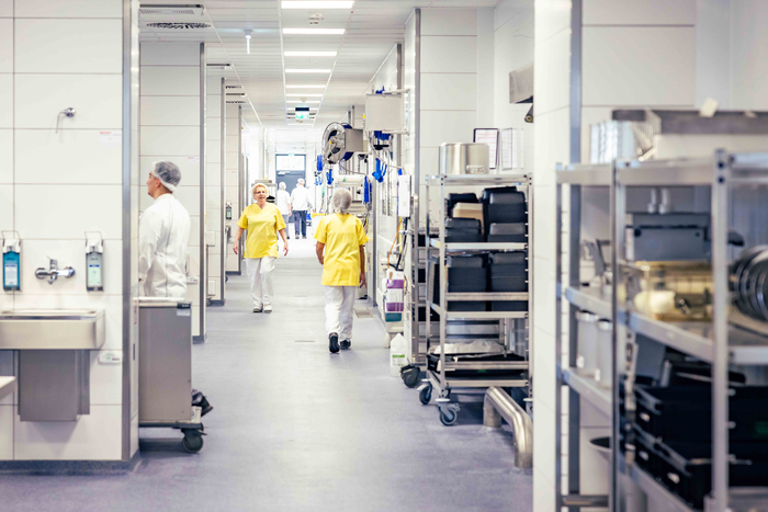 Im Kochhaus werden täglich rund 17.000 Mahlzeiten zubereitet.