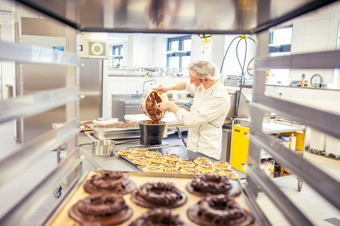 Auch für Freunde des süßen Geschmacks bietet das Kochhaus ein leckeres Geschmackserlebnis: Konditoren sind für die süßen Kreationen als Desserts zuständig und fertig in einem eigenen Produktionsbereich im Kochhaus leckere Kuchen, Teilchen und Gebäck an. So