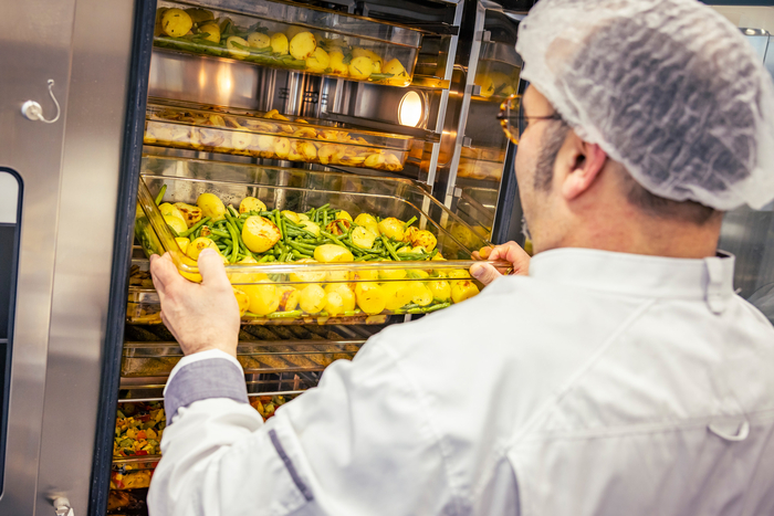 Rund vier Tonnen Kartoffeln werden pro Monat im Kochhaus verarbeitet, wie hier zusammen mit Bohnen.